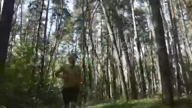 一群年轻的肌肉运动员在森林小径上奔跑。 活跃的强壮男人在户外训练。 健康帅气的运动员